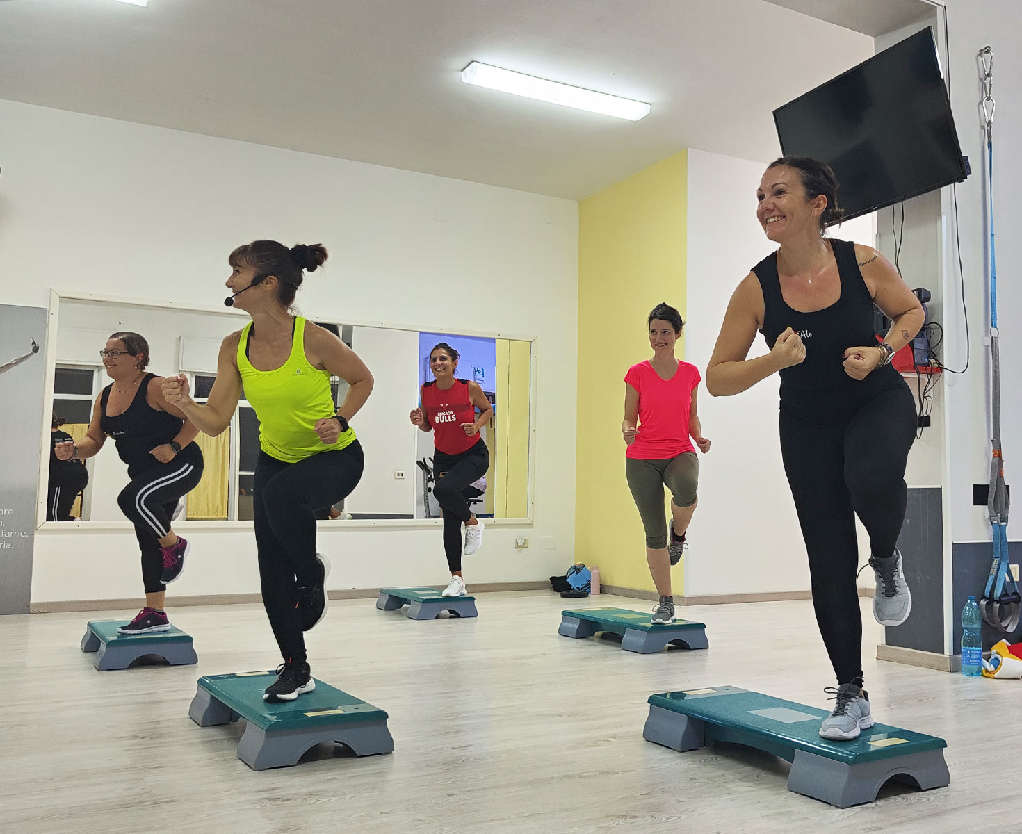 Lezione di fitness di gruppo con trampolino elastico a Gonnosfanadiga